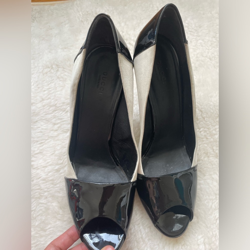 Gucci Colorblock White Suede Black Patent Peep Toe Stiletto Pumps 10 B size 40